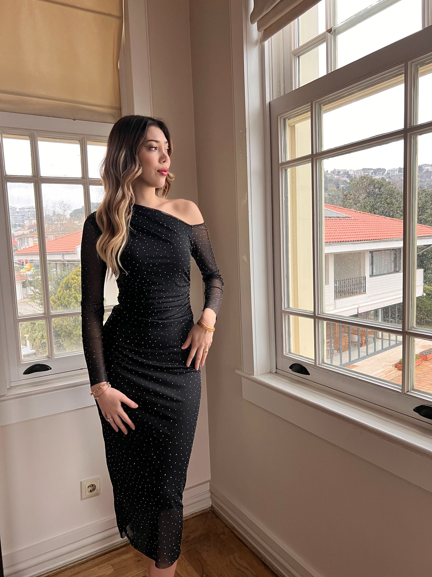 Tek Omuz Taş Detaylı Transparan Midi Elbise