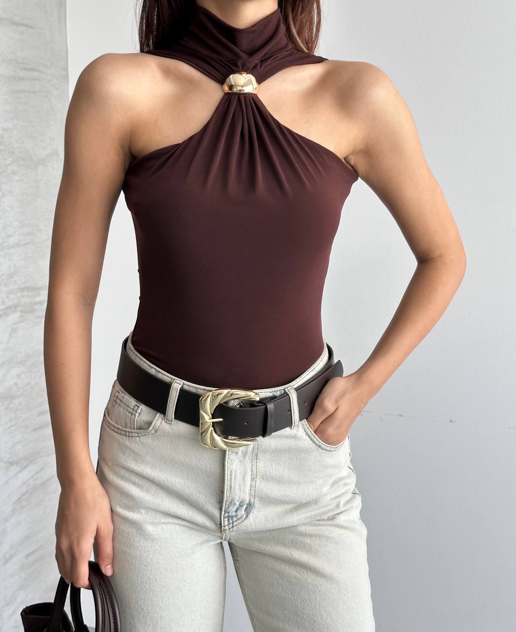 Metal Detaylı Halter Yaka Drapeli Bluz