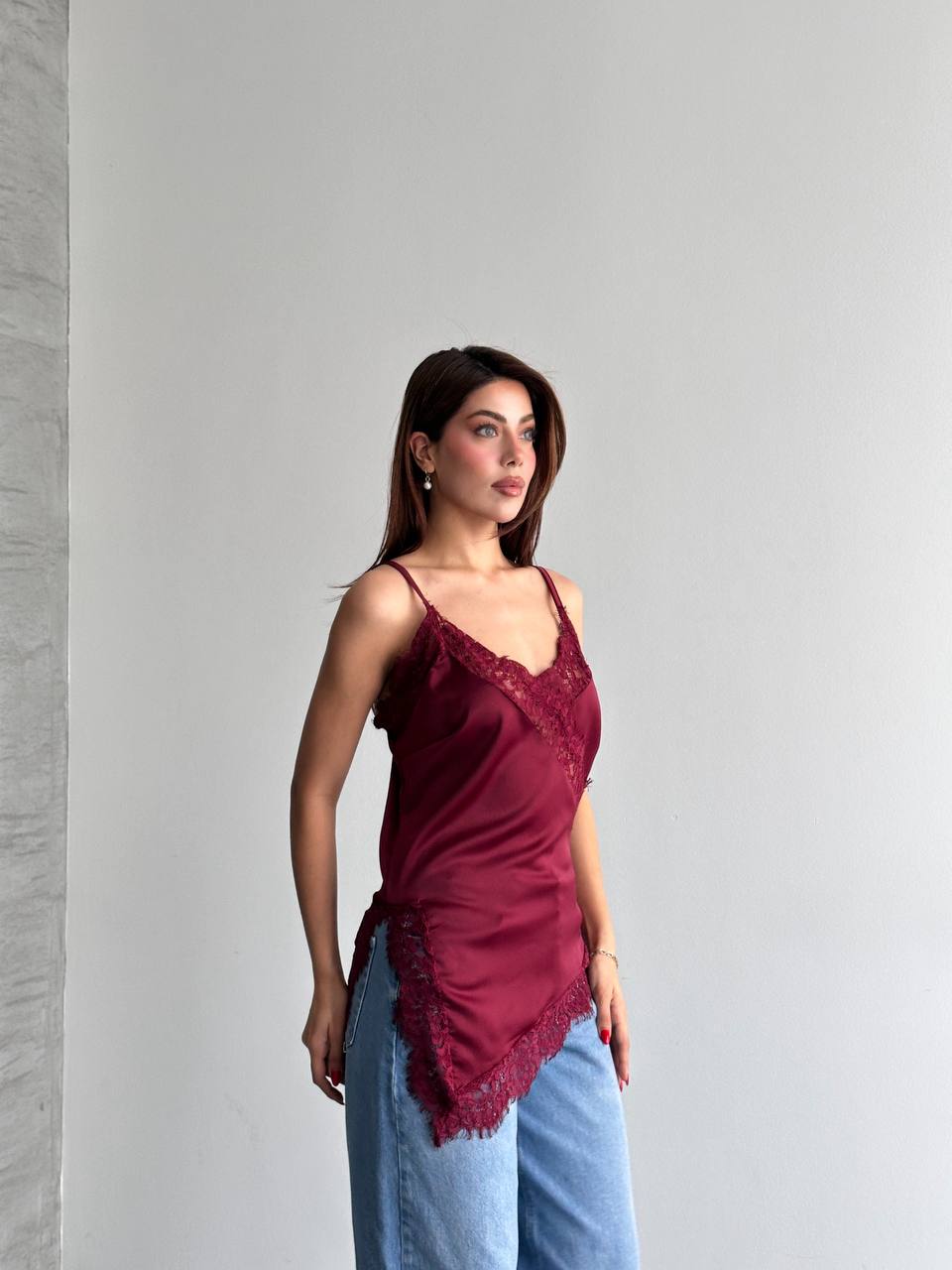 Dantel Detaylı Saten Askılı Bluz